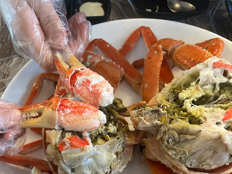 손질된 대게 다리를 들고 있는 모습