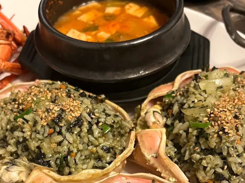 게딱지 볶음밥과 함께 나온 시원한 국물의 뚝배기