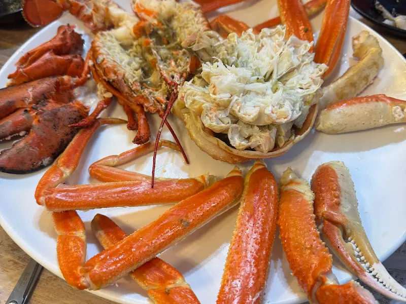 랍스터와 대게가 함께 담겨 나온 푸짐한 한 상