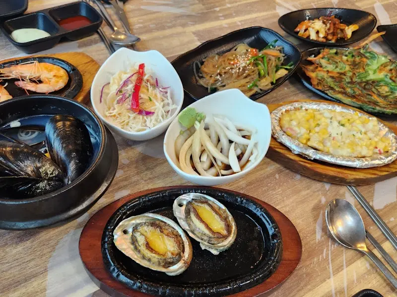 다양한 해산물 반찬들이 정갈하게 담겨 나온 모습