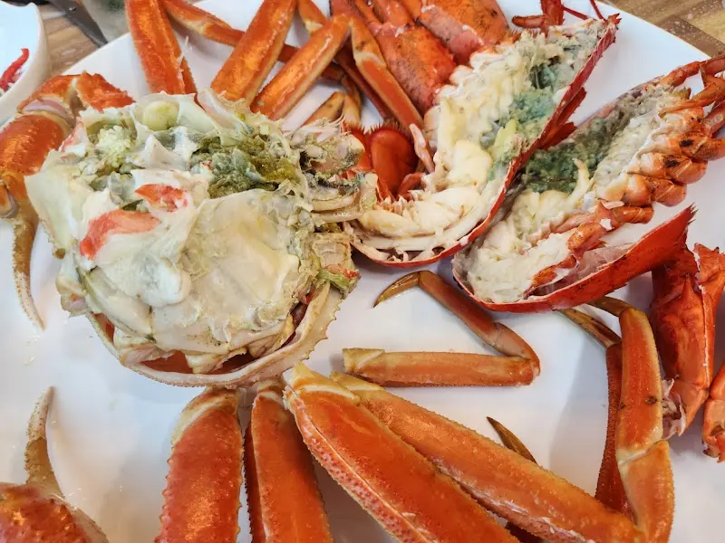 대게와 랍스터가 함께 담겨져 나온 모습