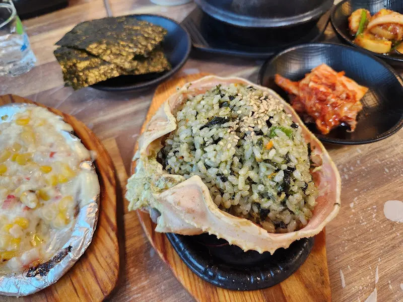 게딱지 볶음밥과 콘치즈가 함께 놓여진 모습