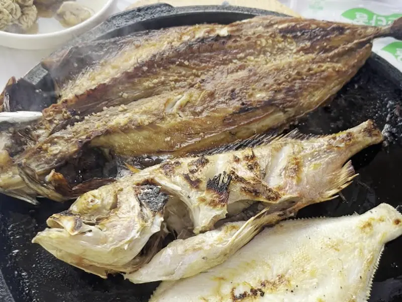 노릇하게 구워진 생선구이