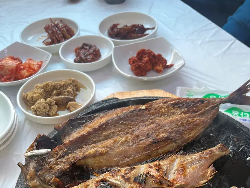 다양한 밑반찬과 생선구이