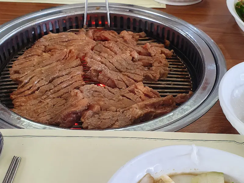 숯불 위에서 익어가는 돼지갈비