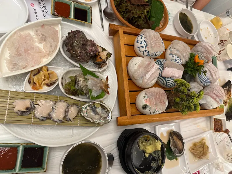 싱싱한 해산물이 가득 차려진 테이블