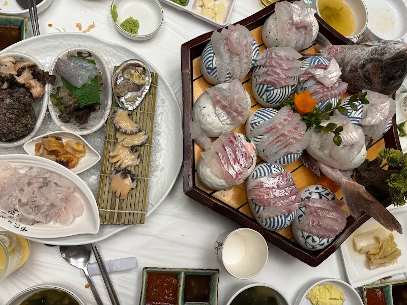 아름다운 플레이팅의 모듬회