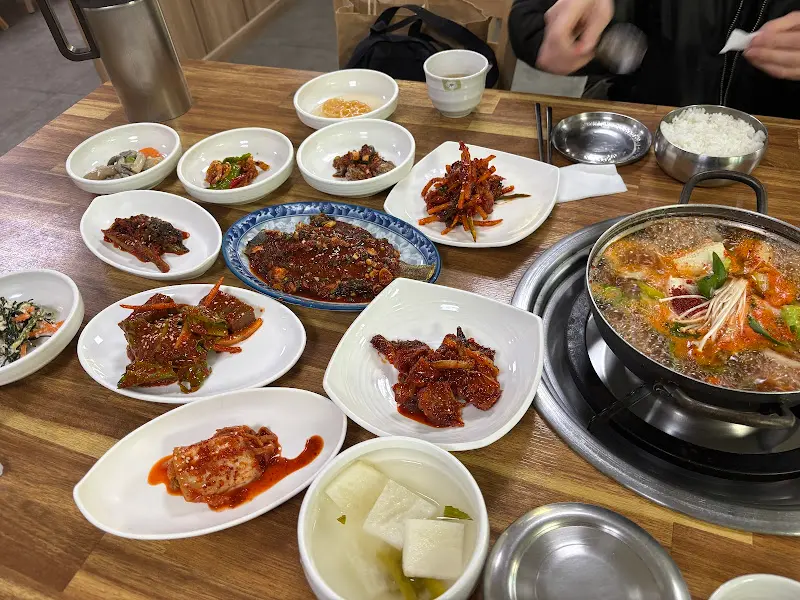 알선식당의 푸짐한 한 상 차림