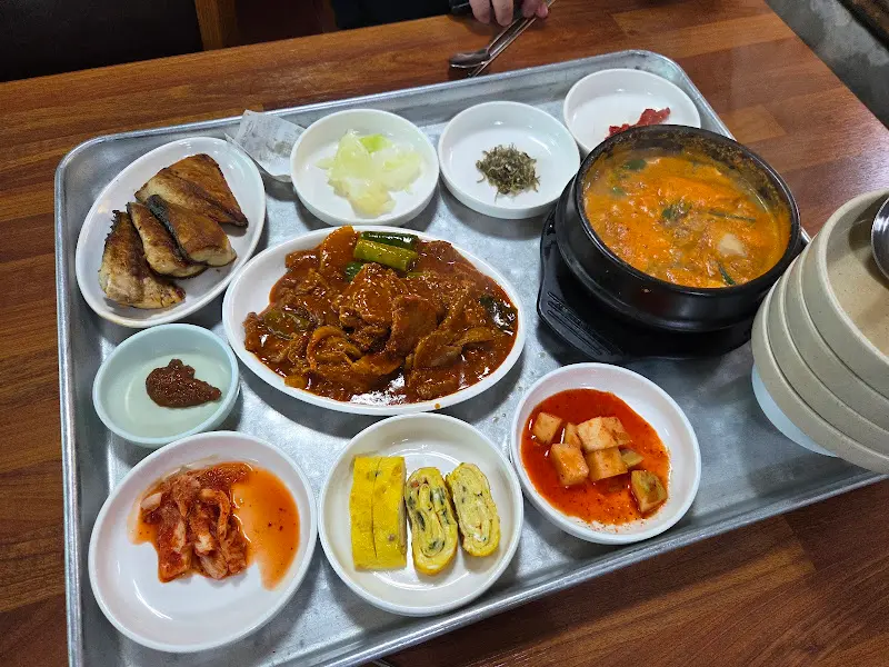 한 상 가득 차려진 음식