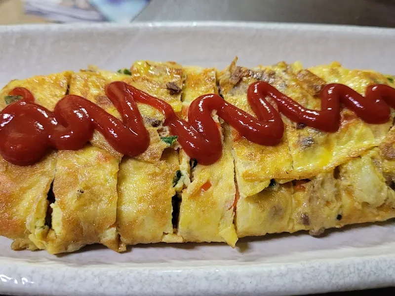 케첩 뿌려진 계란말이