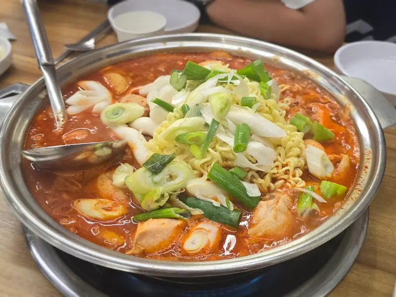 닭볶음탕에 라면 사리와 떡, 파가 듬뿍 들어간 클로즈업 사진