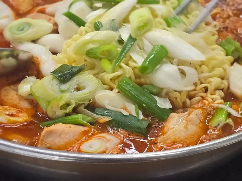 닭볶음탕 속 닭고기와 떡, 파의 모습