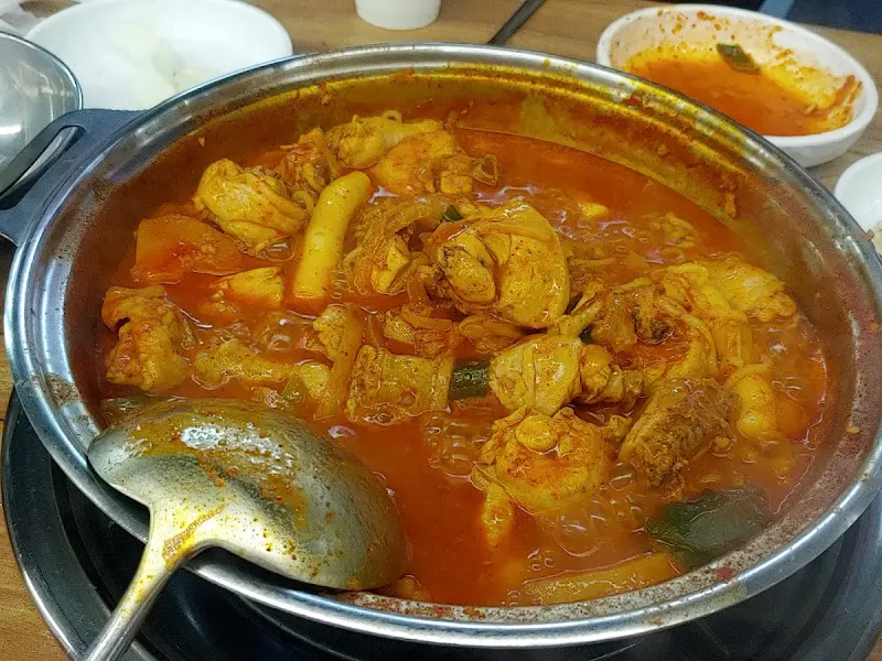 닭볶음탕 속 닭고기, 떡, 감자의 푸짐한 모습