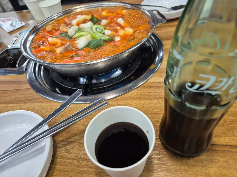 코카콜라 병과 함께 찍힌 닭볶음탕 전체 사진