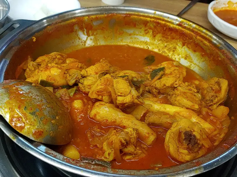 닭볶음탕 속 닭고기의 클로즈업 사진