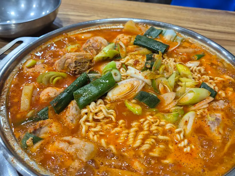 라면 사리가 닭볶음탕 국물에 잘 배어든 모습