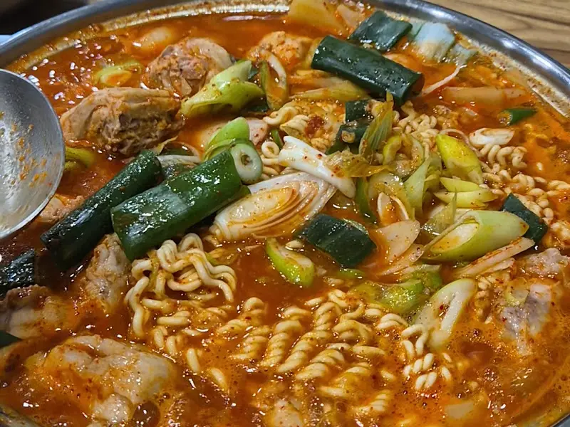 닭볶음탕 속 다양한 재료들의 조화