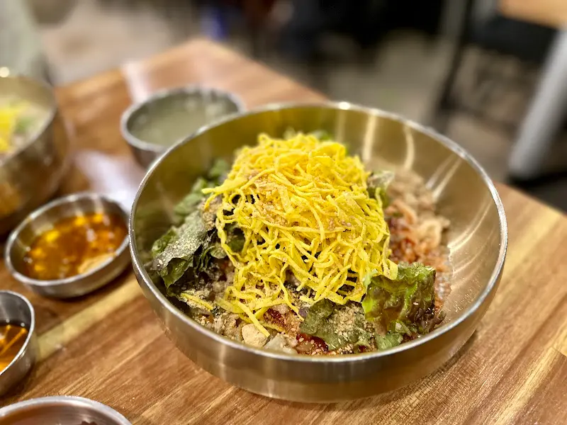 비빔칼국수 이미지