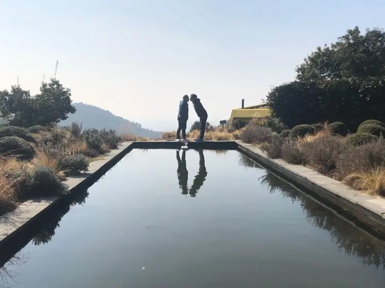 푸른 하늘과 잔잔한 물이 있는 아름다운 풍경