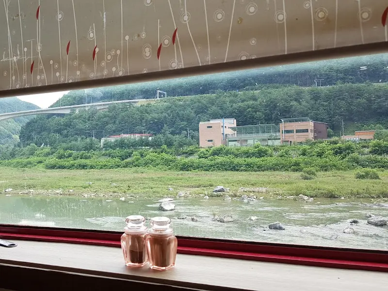 창밖으로 보이는 정선 강 풍경