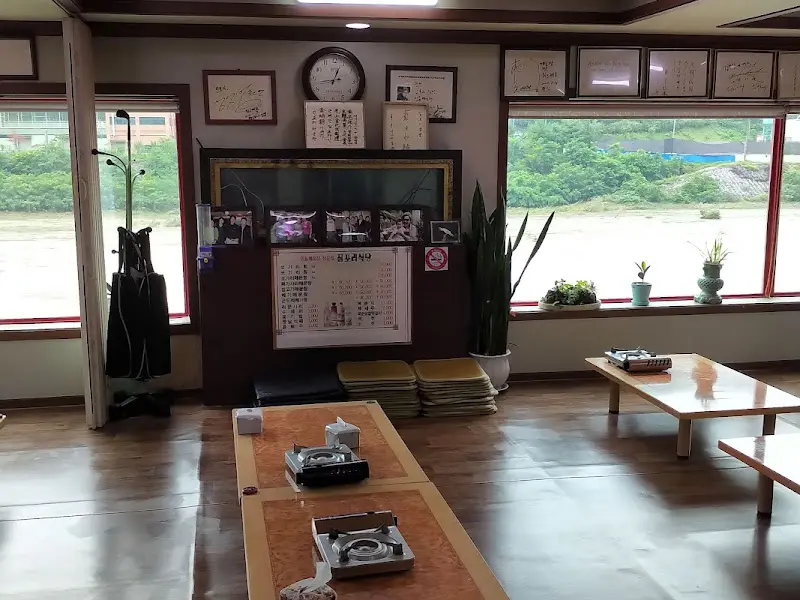 심포리식당 내부