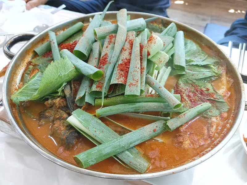 싱싱한 대파가 올려진 매운탕