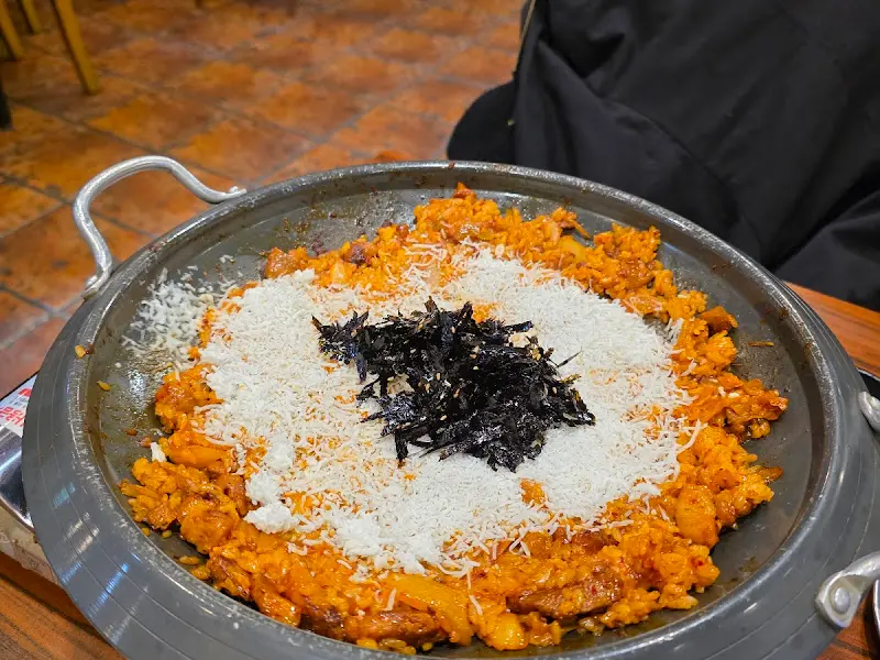 볶음밥 위에 김 가루와 치즈를 올린 모습
