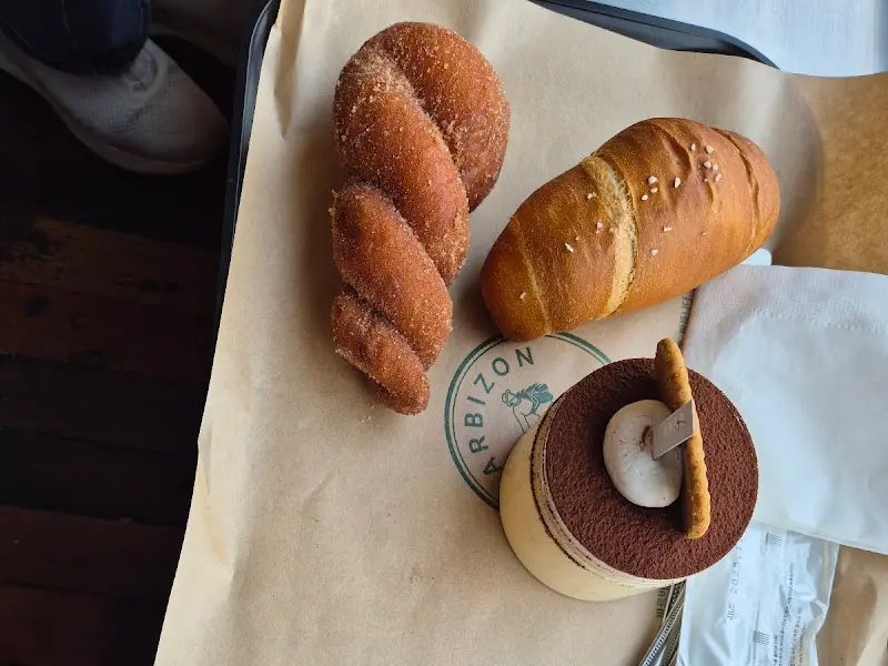 쟁반 위에 놓인 빵들