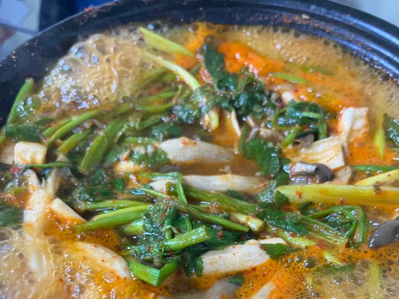 보글보글 끓는 버섯 매운탕
