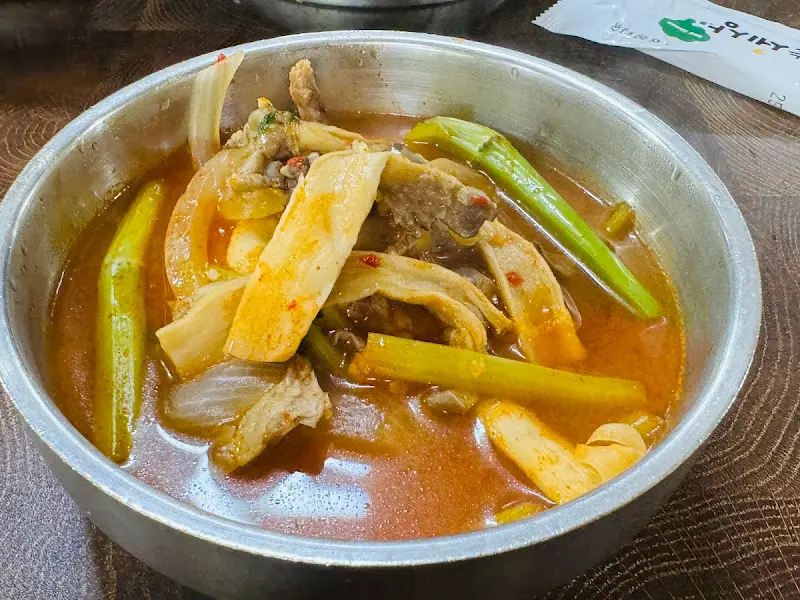 버섯과 미나리가 듬뿍 들어간 매운탕