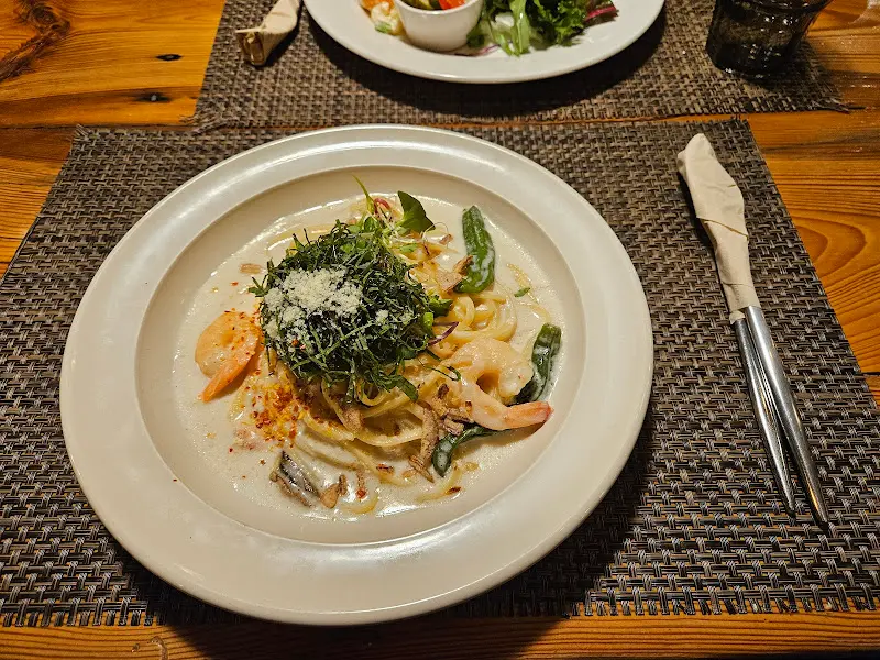 브런치 메뉴와 라떼