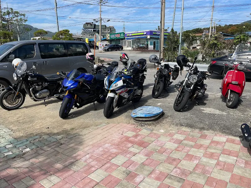 주차장에 세워진 다양한 바이크들