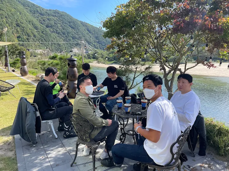 야외 테이블에서 음료를 즐기는 사람들