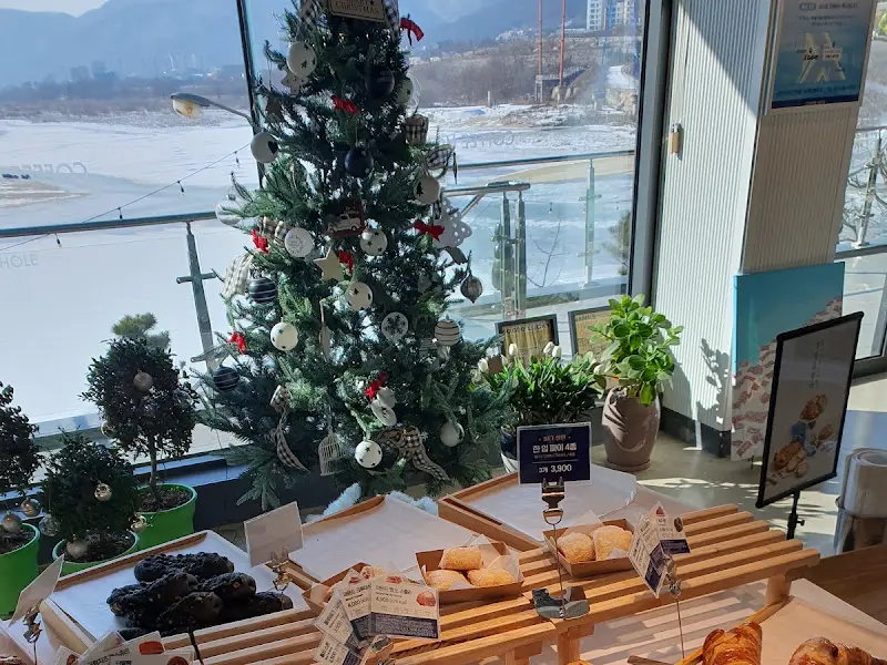 카페 내부에서 바라본 겨울 풍경