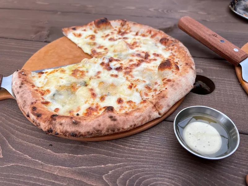 까망베르 치즈를 곁들인 네 가지 치즈 피자