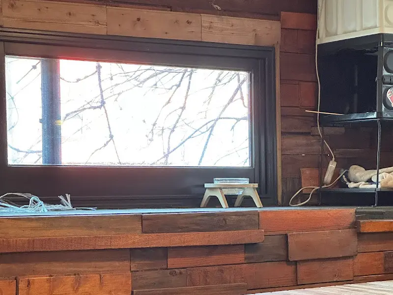 가게 내부 창가 좌석