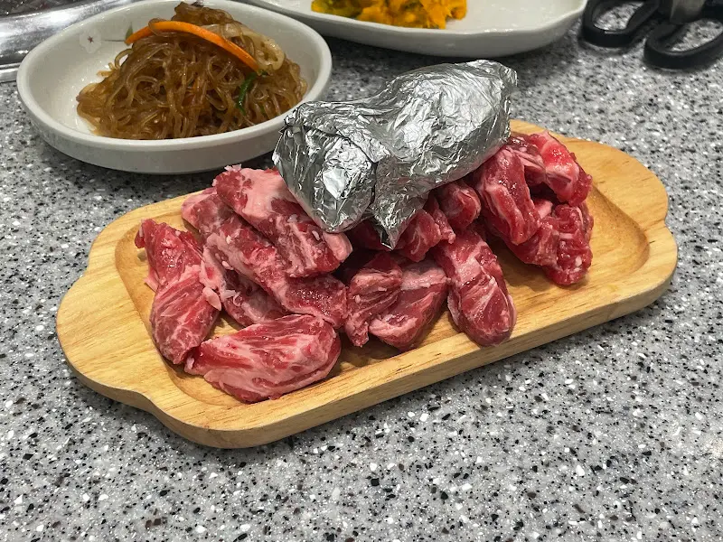 나무 도마 위에 놓인 신선한 생갈비