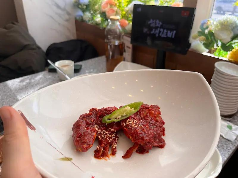 접시에 담긴 양념게장의 모습