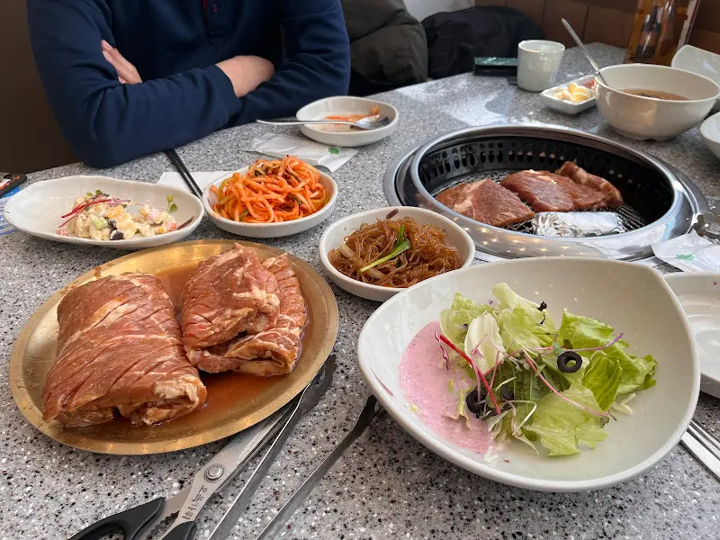 테이블 위에 차려진 푸짐한 한 상 차림