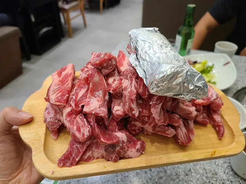 소갈비살을 나무 도마에 담아 제공하는 모습