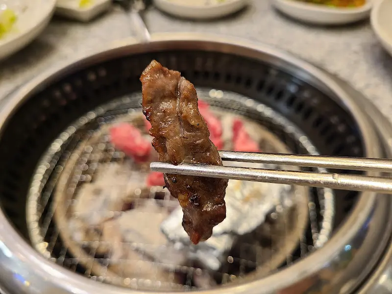 숯불 위에서 맛있게 익어가는 갈비