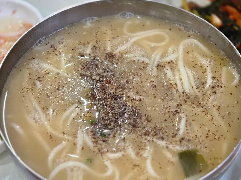 들깨가루가 듬뿍 뿌려진 칼국수