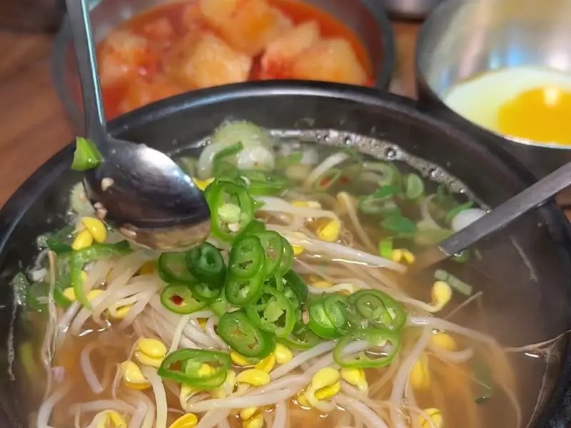 싱싱한 콩나물이 가득 들어간 콩나물 국밥