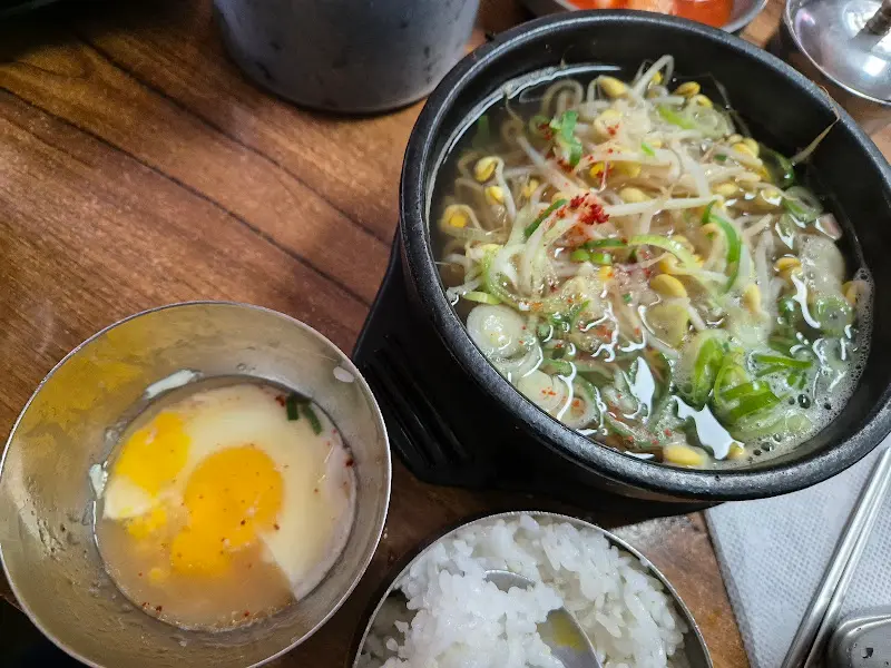 계란은 국물에 살짝 적셔 먹어야 제맛