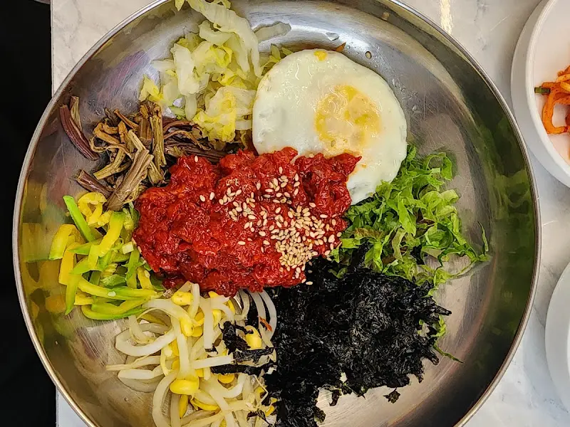 다채로운 색감의 월성가든 육회비빔밥