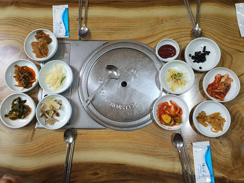 깔끔하게 차려진 밑반찬