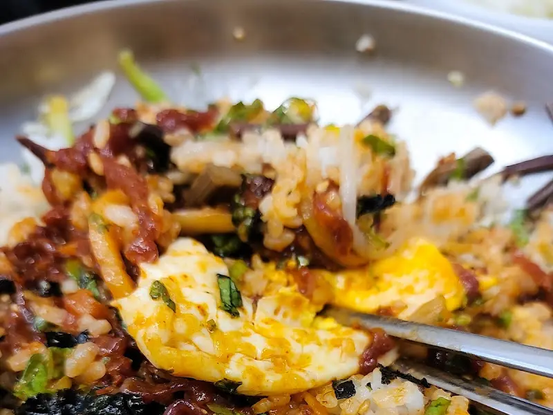 비빔밥 한 젓가락 하실라우?