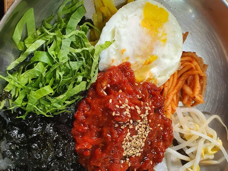 계란이 올라간 육회비빔밥