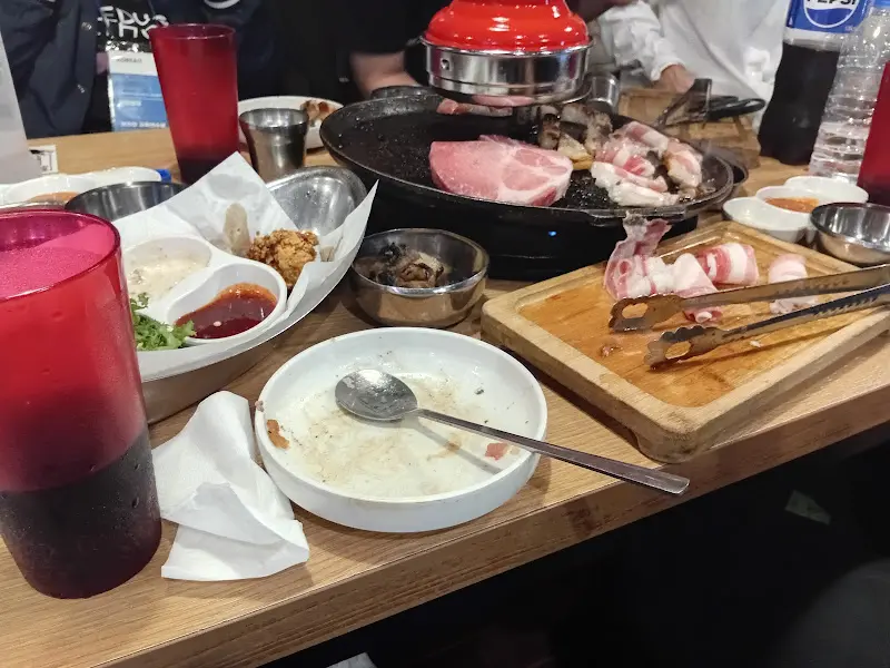 푸짐하게 차려진 돼지상회 한 상