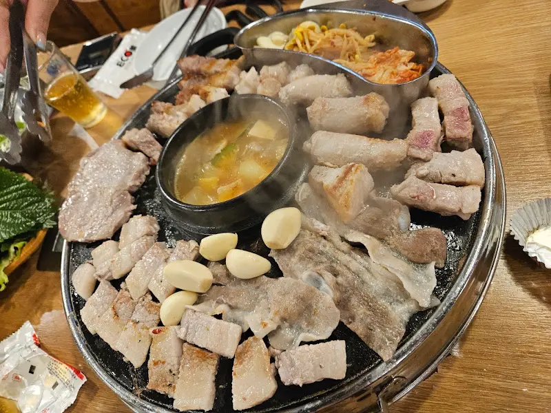 솥뚜껑에 구워지는 삼겹살과 우삼겹